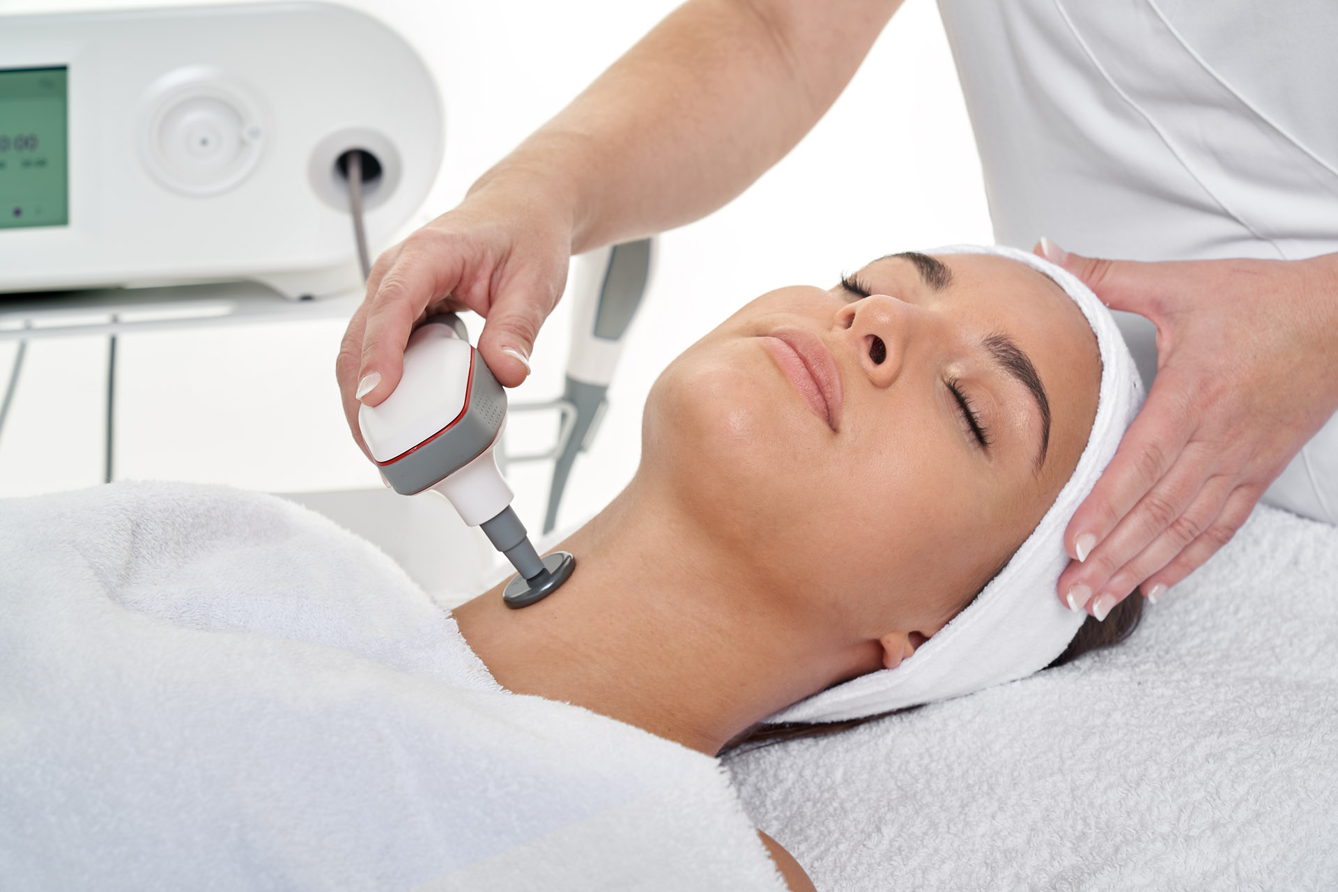 Tratamiento de Rejuvenecimiento en Cuello y Escote, Con Vitamina C.